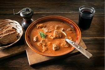 Gulaš od junetine i svinjetine